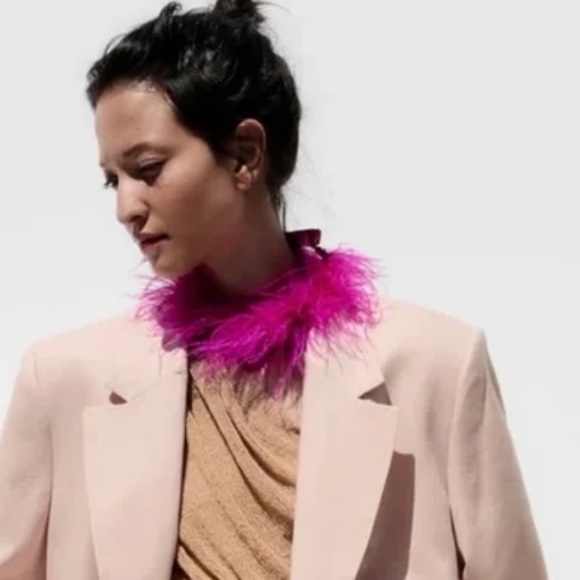 NWT Zara feather necklace fuchsia - Picture 1 of 4
